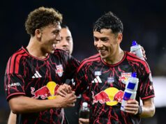 Os dois gols de Julian Hall levam o Red Bulls à vitória na abertura da temporada sobre o Orlando City Julian Hall e Jorge Ruvalcaba do New York Red Bulls comemorando durante um jogo.