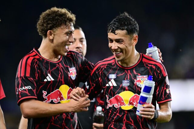 Os dois gols de Julian Hall levam o Red Bulls Julian Hall e Jorge Ruvalcaba do New York Red Bulls comemorando durante um jogo.