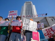 Os educadores precisam parar de radicalizar as crianças Estudantes protestam contra o ICE em frente à Prefeitura, segurando cartazes que dizem