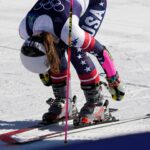 Nesta imagem tirada de um vídeo fornecido pela Olympic Broadcasting Services, OBS, Lindsey Vonn, dos Estados Unidos, deita-se no percurso após cair durante uma corrida de esqui alpino feminino em declive, nos Jogos Olímpicos de Inverno de 2026