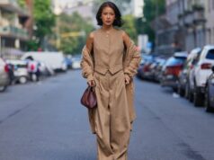 Os estilos chiques de roupas de aeroporto que vi durante minhas viagens para Nova York Leo Eberlin é visto usando óculos de sol tipo gatinho sem aro com lentes laranja e armação superior cinza estruturada de & Other Stories; duas peças marrons da Arket, composta por jaqueta com carcela de botões marrom escuro, gola e bolsos grandes no peito, calça larga com vinco; uma bolsa “Kelly” de couro bege da Hermès; e salto alto pontudo de couro marrom de Christian Loubouti em 03 de outubro de 2024 em Berlim, Alemanha.