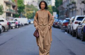 Os estilos chiques de roupas de aeroporto que vi durante minhas viagens para Nova York Leo Eberlin é visto usando óculos de sol tipo gatinho sem aro com lentes laranja e armação superior cinza estruturada de & Other Stories; duas peças marrons da Arket, composta por jaqueta com carcela de botões marrom escuro, gola e bolsos grandes no peito, calça larga com vinco; uma bolsa “Kelly” de couro bege da Hermès; e salto alto pontudo de couro marrom de Christian Loubouti em 03 de outubro de 2024 em Berlim, Alemanha.