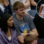 O novato do Dallas Mavericks, Cooper Flagg, e a central feminina do Blue Devils, Adrianna Roberson, sentaram-se lado a lado no Cameron Indoor Stadium durante a vitória de Duke por 101-64 sobre o Syracuse na segunda-feira, 16 de fevereiro de 2026.