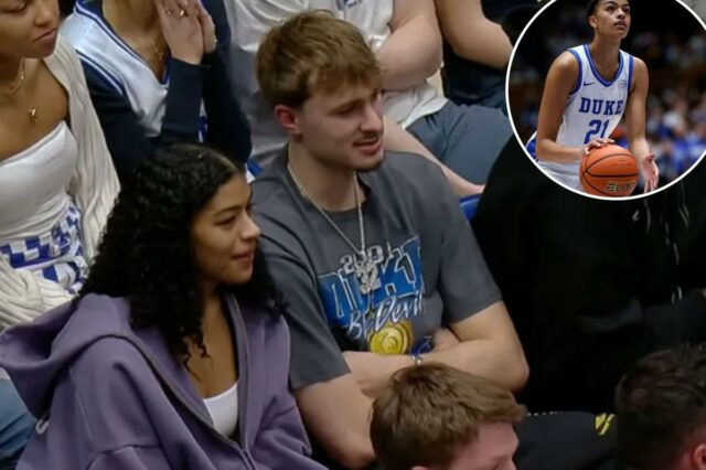 O novato do Dallas Mavericks, Cooper Flagg, e a central feminina do Blue Devils, Adrianna Roberson, sentaram-se lado a lado no Cameron Indoor Stadium durante a vitória de Duke por 101-64 sobre o Syracuse na segunda-feira, 16 de fevereiro de 2026. 