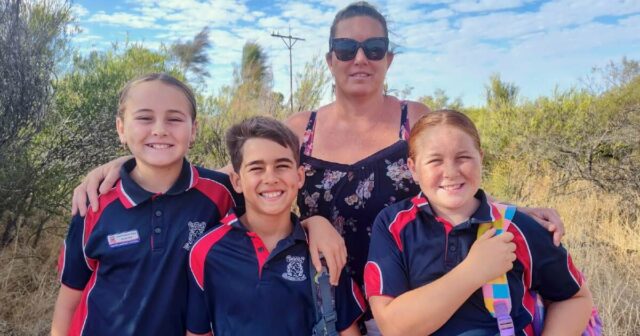 Os filhos da mãe orgulhosa se preparam para o show de fardos de feno na cidade: 'eles adoraram'
