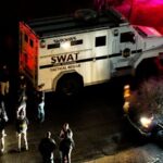 Unidades do FBI e da SWAT agindo sob uma pista no bairro de Nancy Guthrie.