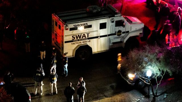 Unidades do FBI e da SWAT agindo sob uma pista no bairro de Nancy Guthrie.