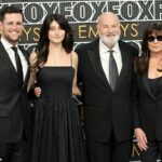 Os irmãos de Nick Reiner não pagam mais por sua defesa criminal. Rob e Michele Reiner com o filho mais velho, Jake, e a filha Romy no Primetime Emmy Awards em janeiro de 2024