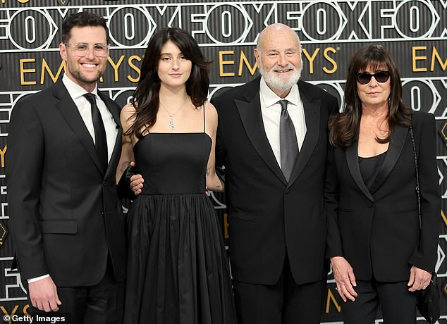 Os irmãos de Nick Reiner 'não pagam mais a conta' Os irmãos de Nick Reiner não pagam mais por sua defesa criminal. Rob e Michele Reiner com o filho mais velho, Jake, e a filha Romy no Primetime Emmy Awards em janeiro de 2024
