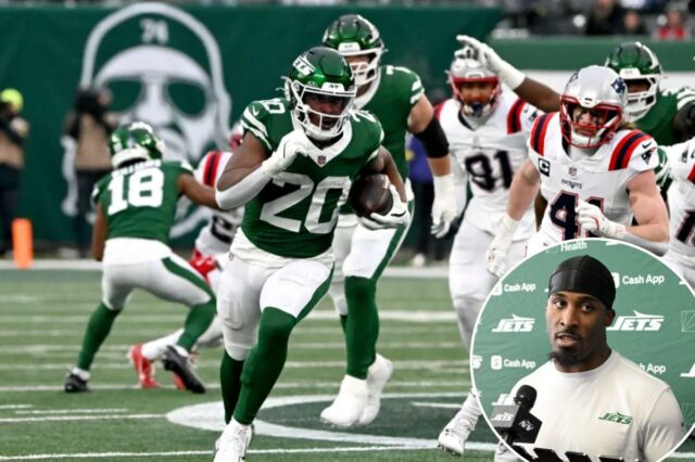 O running back dos Jets, Breece Hall (20), corre a bola durante um jogo contra o New England Patriots.