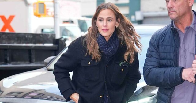 Os jeans largos e descontraídos de Jennifer Garner podem destacar sua forma

