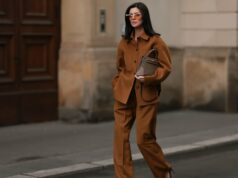 Os mais novos conjuntos de correspondência da Amazon facilitam o vestir do inverno à primavera Alba Garavito Torre usa óculos de sol pretos da Ray Ban, brincos grandes com pingente dourado e branco, uma camiseta preta, um pulôver de lã branco com listras pretas da Massimo Dutti, uma bolsa de ombro Timeless de couro granulado preto brilhante da Chanel, uma jaqueta blazer preta oversized da Munthe, calça jeans skinny branca da Zara, couro bege brilhante com biqueira preta da Chanel, durante uma sessão de fotos de moda street style, em 29 de abril de 2023 em Paris, França.