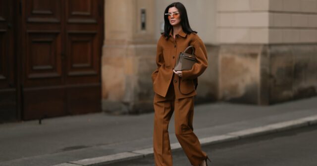 Os mais novos conjuntos de correspondência da Amazon facilitam o Alba Garavito Torre usa óculos de sol pretos da Ray Ban, brincos grandes com pingente dourado e branco, uma camiseta preta, um pulôver de lã branco com listras pretas da Massimo Dutti, uma bolsa de ombro Timeless de couro granulado preto brilhante da Chanel, uma jaqueta blazer preta oversized da Munthe, calça jeans skinny branca da Zara, couro bege brilhante com biqueira preta da Chanel, durante uma sessão de fotos de moda street style, em 29 de abril de 2023 em Paris, França.