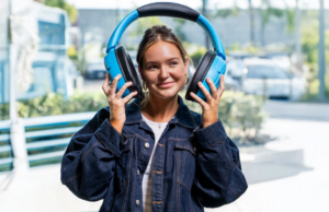 Os novos fones de ouvido comicamente grandes do JLab são, na verdade, alto-falantes portáteis – e custam apenas US $ 100 os fones de ouvido com alto-falante jlab blue xl ao lado de um telefone e teclas