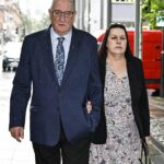 Os pais de Lucy Letby, John e Susan Letby, no Manchester Crown Court em 2023, durante o julgamento de sua filha