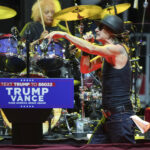 O artista de música country Brantley Gilbert gesticula antes de uma corrida de automóveis NASCAR Cup Series em Charlotte Motor Speedway, domingo, 5 de outubro de 2025, em Concord, NC (AP Photo/Matt Kelley)