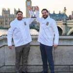 Dois irmãos, Aman e Gavin Dhesi, que dirigem a The Scrap Box em York, ganharam o prêmio Takeaway do Ano de 2026 do National Fish & Chip Awards no Park Plaza Westminster Bridge, em Londres