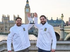 Os primeiros vencedores não-brancos do melhor peixe e batatas fritas para viagem da Grã-Bretanha – que ostentam orgulhosamente a bandeira de St George Dois irmãos, Aman e Gavin Dhesi, que dirigem a The Scrap Box em York, ganharam o prêmio Takeaway do Ano de 2026 do National Fish & Chip Awards no Park Plaza Westminster Bridge, em Londres