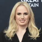 Rebel Wilson chega na estreia de