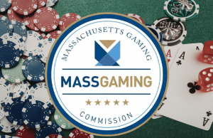 Os reguladores de Massachusetts exigem que as apostas esportivas notifiquem os apostadores sobre os limites dentro de 48 horas Os reguladores de Massachusetts exigem que as casas de apostas notifiquem os apostadores sobre os limites dentro de 48 horas. Selo da Comissão de Jogos de Massachusetts sobreposto a um fundo de fichas de cassino, cartas de baralho e dados, simbolizando apostas esportivas e regulamentação de jogos.
