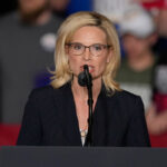 O senador do estado de Iowa e candidato à indicação democrata para o Senado dos EUA, Zach Wahls, fala durante um evento de campanha na loja de camisas RAYGUN em Cedar Rapids, Iowa, na quinta-feira, 11 de setembro de 2025. (Nick Rohlman/The Gazette via AP)