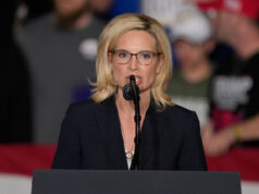 Os republicanos certamente parecem nervosos com esta corrida para o Senado no estado vermelho O senador do estado de Iowa e candidato à indicação democrata para o Senado dos EUA, Zach Wahls, fala durante um evento de campanha na loja de camisas RAYGUN em Cedar Rapids, Iowa, na quinta-feira, 11 de setembro de 2025. (Nick Rohlman/The Gazette via AP)