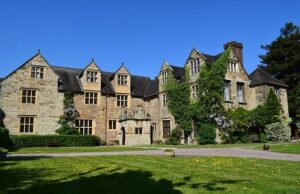 Os requerentes de asilo são retirados do hotel para migrantes mais luxuoso da Grã-Bretanha: uma mansão de £ 150 por noite listada como Grau II com cama de dossel será fechada em hotéis para migrantes A mansão Madeley Court, listada como Grade II, é um dos quatro hotéis dos quais os requerentes de asilo serão transferidos como parte de uma grande seleção de hotéis para migrantes