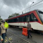 Os segundos em que um caminhão foi arrastado pelo trem do aeroporto de Soetta até que um dos trens descarrilou! Viagem até ser perturbada