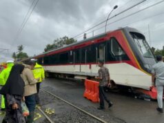Os segundos em que um caminhão foi arrastado pelo trem do aeroporto de Soetta até que um dos trens descarrilou! Viagem até ser perturbada Os segundos em que um caminhão foi arrastado pelo trem do aeroporto de Soetta até que um dos trens descarrilou! Viagem até ser perturbada