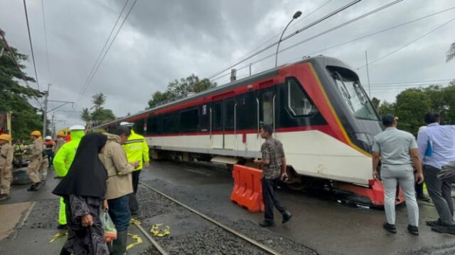 Os segundos em que um caminhão foi arrastado pelo trem do aeroporto de Soetta até que um dos trens descarrilou! Viagem até ser perturbada
