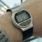 Uma pessoa usando um relógio normal e um Apple Watch Series 11