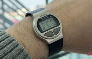 Os smartwatches modernos perderam alguma coisa – e um Seiko de 1994 me lembrou o que Uma pessoa usando um relógio normal e um Apple Watch Series 11