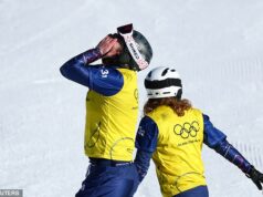 Os snowboarders Charlotte Bankes e Huw Nightingale conquistam o OURO histórico para a Grã-Bretanha nos Jogos Olímpicos de Inverno Huw Nightingale e Charlotte Bankes comemoram após ganharem a primeira medalha de ouro da Grã-Bretanha na neve