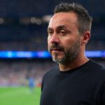 Roberto De Zerbi na linha lateral dando instruções.