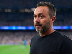 Os torcedores do Man Utd discordam do apoio de Rio Ferdinand a Roberto de Zerbi para o cargo de técnico principal Roberto De Zerbi na linha lateral dando instruções.