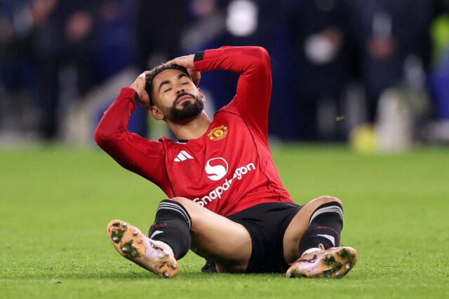 Os torcedores do Man Utd reagem imediatamente aos destaques Matheus Cunha e Senne Lammens após a vitória por 1 a 0 sobre o Everton
