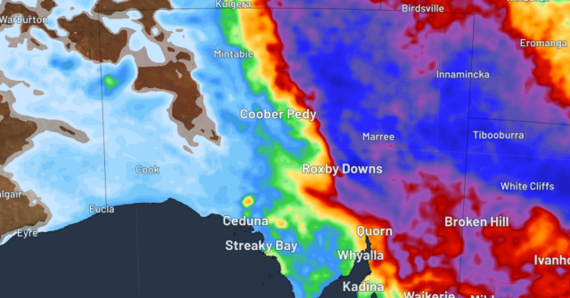 Os trilhos da ferrovia foram destruídos enquanto áreas do outback eram atingidas por vários dias de encharcamento
