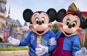 Os visitantes do Disneyland Resort na Califórnia ajudaram a mitigar a queda no número de turistas internacionais Os visitantes do Disneyland Resort na Califórnia ajudaram a mitigar a queda no número de turistas internacionais