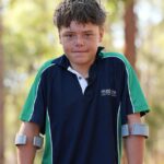 Austin Appelbee (acima) nadou quatro quilômetros e correu dois quilômetros para salvar sua mãe e dois irmãos em 30 de janeiro