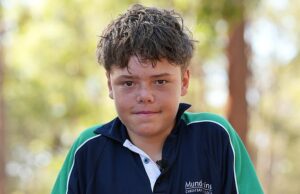 Ouça o extraordinário chamado triplo zero que o adolescente herói fez depois de nadar quatro quilômetros para conseguir ajuda para sua mãe e irmãos presos no mar Austin Appelbee (acima) nadou quatro quilômetros e correu dois quilômetros para salvar sua mãe e dois irmãos em 30 de janeiro