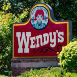 PETA aconselha Wendy's a se tornar vegana para impulsionar a 'queda nas vendas'