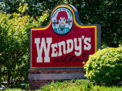PETA aconselha Wendy’s a se tornar vegana para impulsionar a ‘queda nas vendas’ PETA aconselha Wendy's a se tornar vegana para impulsionar a 'queda nas vendas'