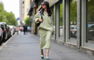 PSA! Amazon marcou moda para mães ricas bem a tempo para o fim de semana NOVA IORQUE, NOVA IORQUE - 14 DE FEVEREIRO: Um convidado usa cabelo trançado, brincos, colar, anéis de ouro, uma bolsa clutch de cetim rosa, um vestido branco com decote em V, gravata na cintura e estampa floral, sandálias douradas metálicas abertas, fora de Altuzarra, durante a New York Fashion Week, em 14 de fevereiro de 2026 na cidade de Nova York (Foto de Edward Berthelot / Getty Images)