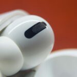 Audiologistas recomendam a regra 60:60 para AirPods ou outros fones de ouvido | Close do AirPods Pro