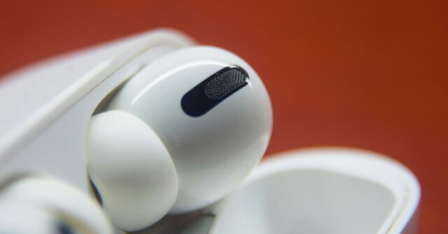 Audiologistas recomendam a regra 60:60 para AirPods ou outros fones de ouvido | Close do AirPods Pro