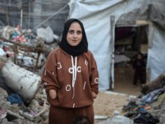 Pacientes de Gaza no limbo em meio à ‘reabertura piloto’ da passagem de Rafah por Israel Nebal com sua filha de dois anos, Rita (Abdelhakim Abu Riash/Al Jazeera)