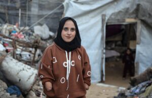 Pacientes de Gaza no limbo em meio à ‘reabertura piloto’ da passagem de Rafah por Israel Nebal com sua filha de dois anos, Rita (Abdelhakim Abu Riash/Al Jazeera)