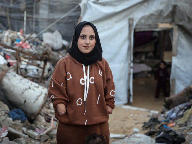 Nebal com sua filha de dois anos, Rita (Abdelhakim Abu Riash/Al Jazeera) 