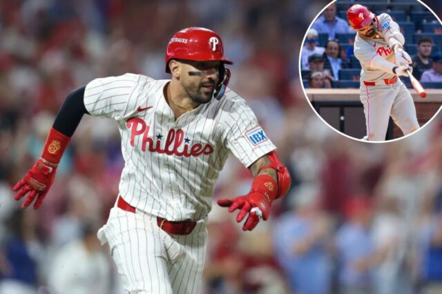 O outfielder do Philadelphia Phillies, Nick Castellanos (8), acerta um único RBI dirigindo para casa. A primeira base do Philadelphia Phillies, Bryce Harper (3), dá aos Phillies a liderança na 10ª entrada contra o New York Mets no Citi Field, quarta-feira, 23 de abril de 2025, em Queens, NY.