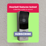 Uma campainha com câmera branca montada ao lado de uma porta branca, encostada em uma parede vermelha ousada com padrões geométricos.